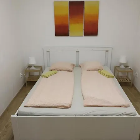 Apartmans For 2 Or 6 Peoples 12 Min By Walk From The Center Apartament